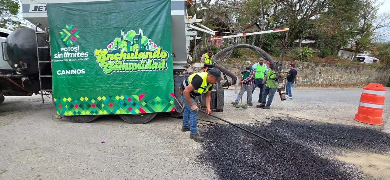 Trabajos de bacheo del programa Enchúlame la Comunidad en una localidad de San Luis Potosí