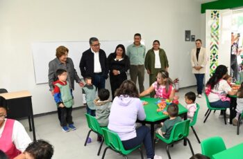 Autoridades municipales durante la inauguración de nuevas aulas en el Jardín de Niños María Rosaura Zapata Cano en Soledad de Graciano Sánchez