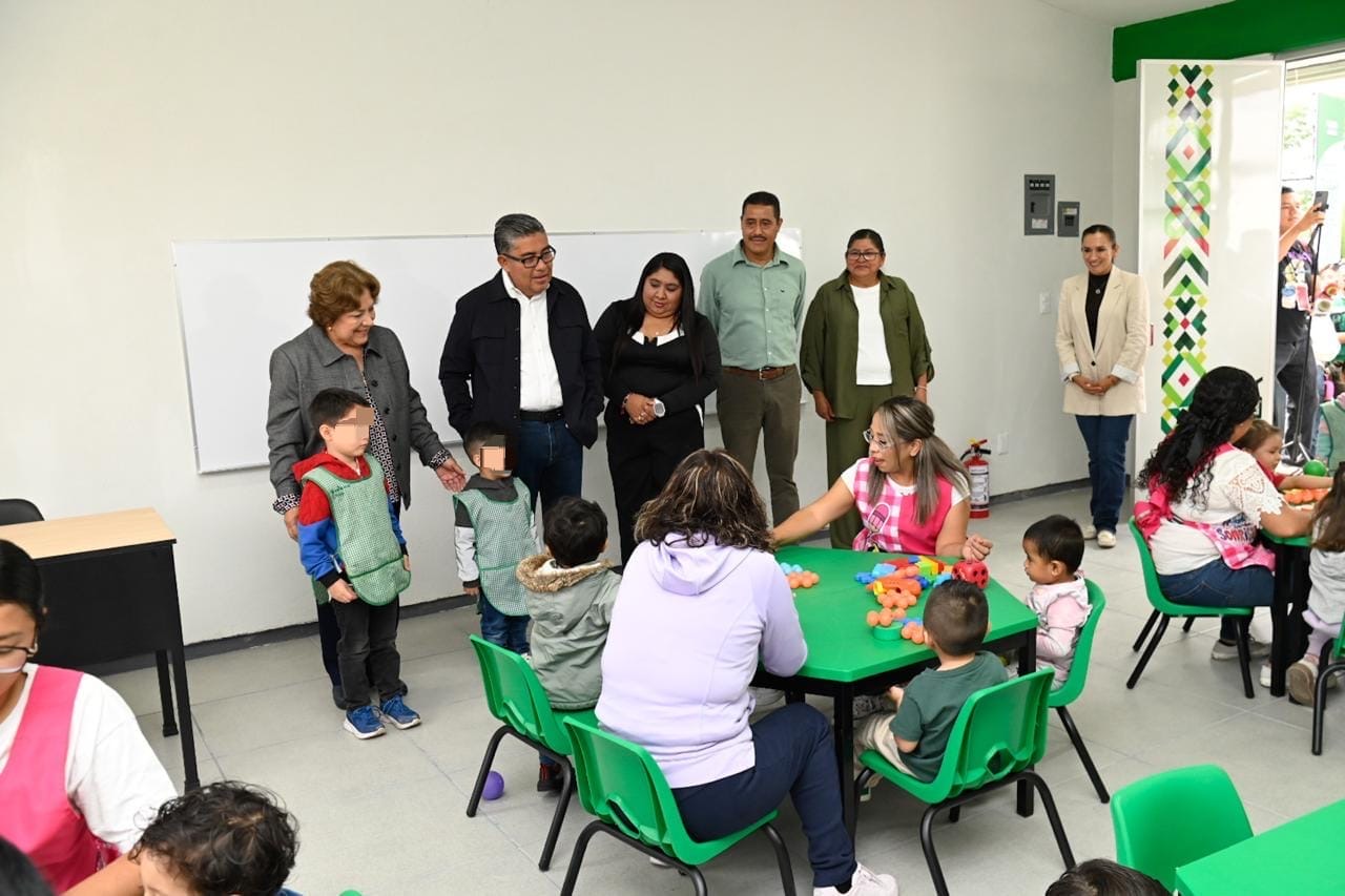 Autoridades municipales durante la inauguración de nuevas aulas en el Jardín de Niños María Rosaura Zapata Cano en Soledad de Graciano Sánchez