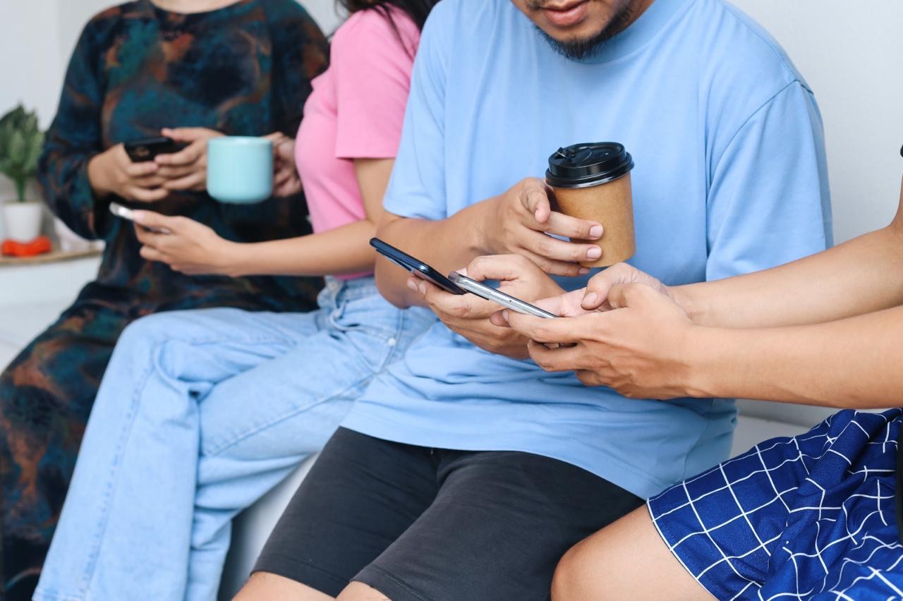 Personas utilizando teléfonos celulares, imagen ilustrativa sobre el uso de dispositivos móviles en educación básica