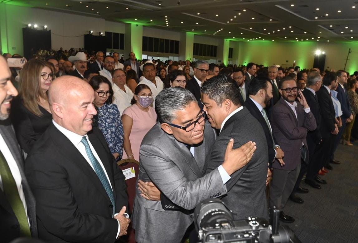 Juan Manuel Navarro Muñiz saluda al gobernador Ricardo Gallardo Cardona durante la presentación del Quinto Informe de Gobierno en San Luis Potosí.