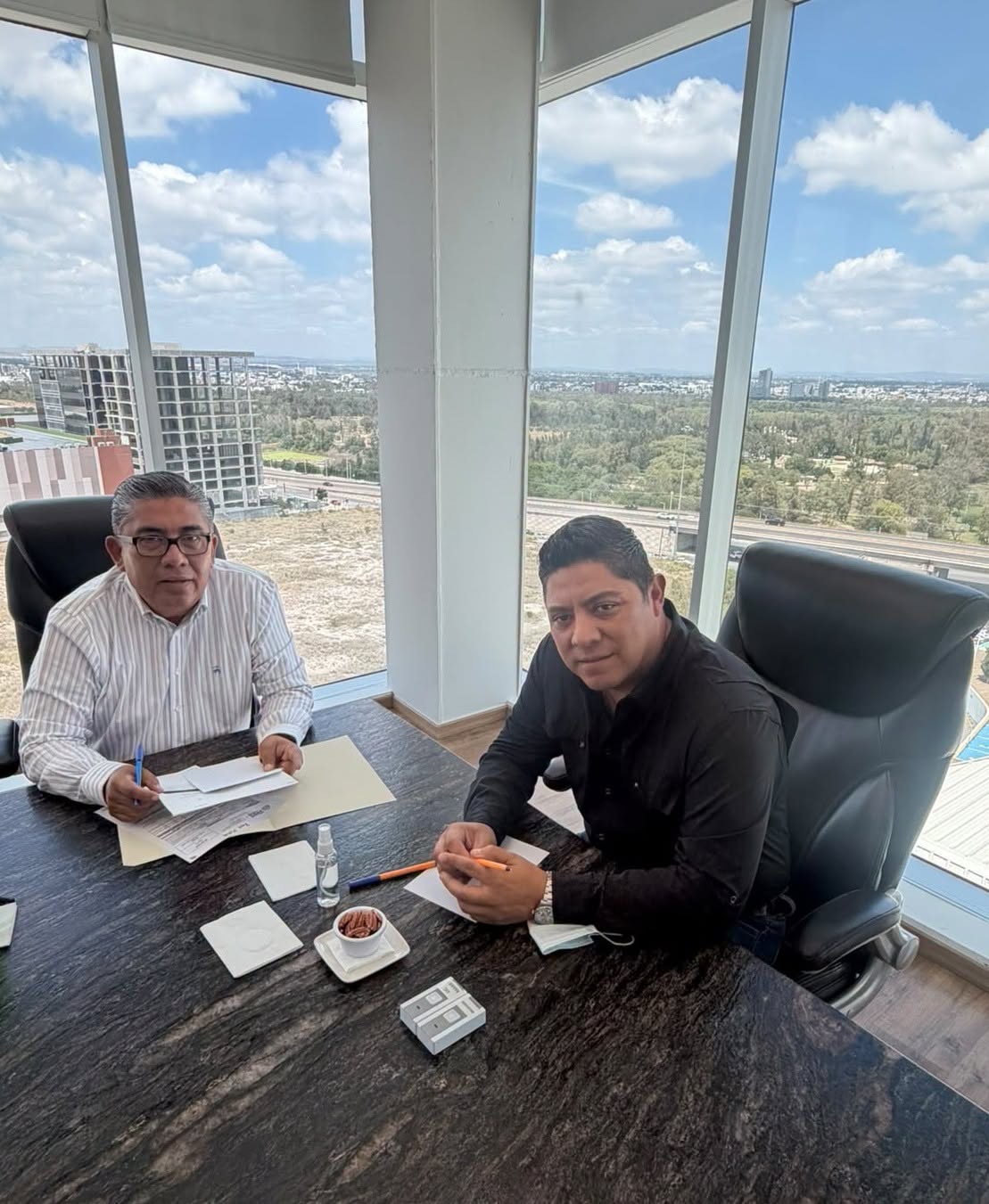 Ricardo Gallardo Cardona y Juan Manuel Navarro Muñiz durante una reunión de trabajo sobre nuevas obras para Soledad de Graciano Sánchez