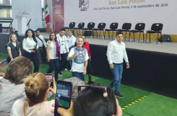 Claudia Sheinbaum saluda a asistentes en la Arena Potosí durante la presentación de su Segundo Informe de Gobierno