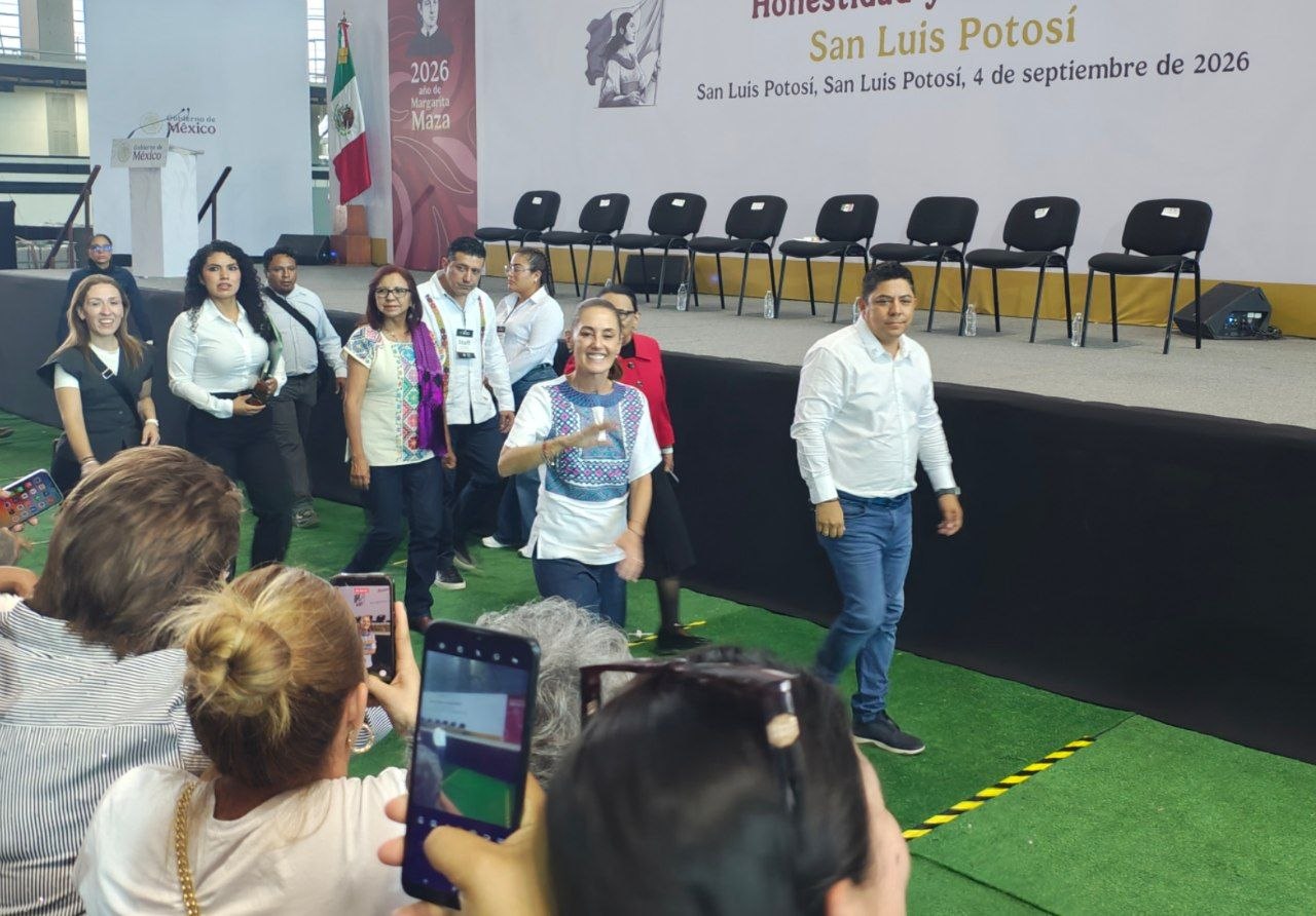 Claudia Sheinbaum saluda a asistentes en la Arena Potosí durante la presentación de su Segundo Informe de Gobierno