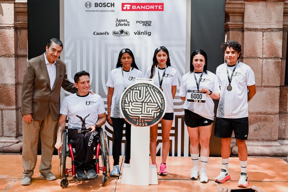 Presentación del Medio Maratón UASLP 2026 con autoridades universitarias, atletas y representantes de patrocinadores