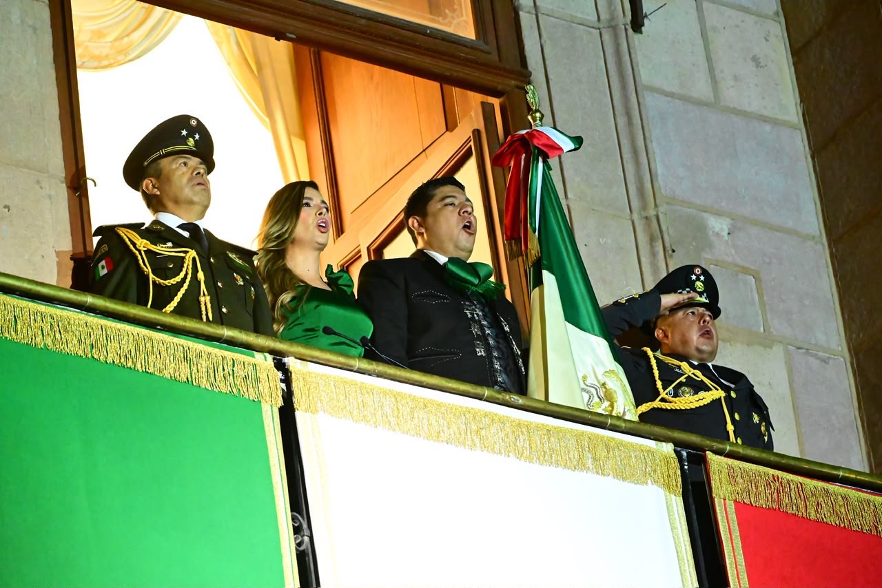 Ricardo Gallardo Cardona durante la ceremonia del Grito de Independencia desde el balcón de Palacio de Gobierno en San Luis Potosí.