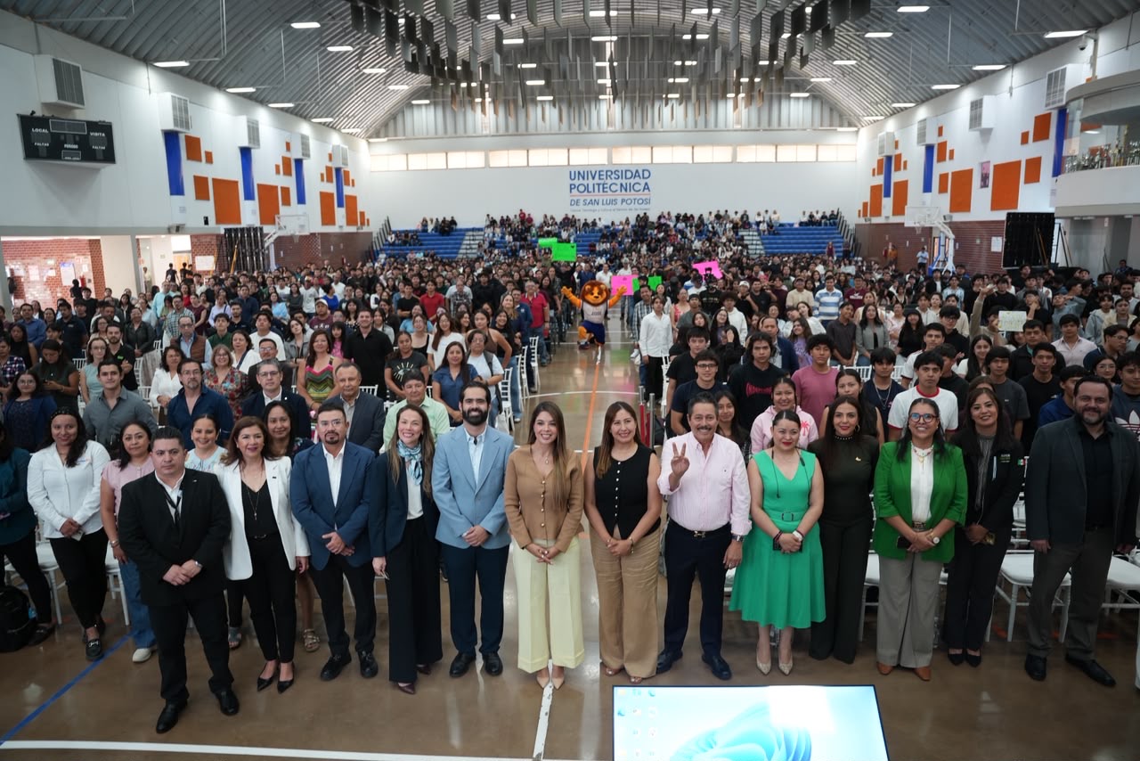 Comunidad de la Universidad Politécnica de San Luis Potosí durante las actividades de bienvenida a estudiantes de nuevo ingreso.