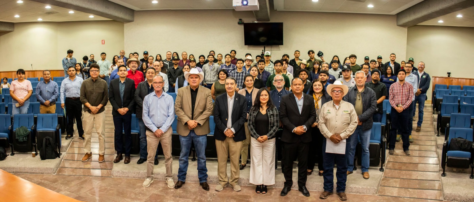 Participantes del 1er. Simposio Internacional sobre Sistemas de Cultivo Vertical, Nanofertilizantes y Calidad Nutricional de Hortalizas de la UASLP.