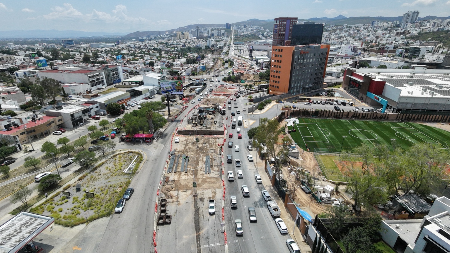 Vista aérea de las obras del Puente La Familia y el tránsito vehicular en San Luis Potosí
