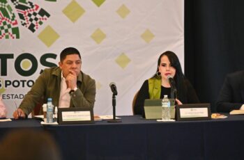 Funcionarios estatales durante una reunión de trabajo sobre finanzas públicas en San Luis Potosí.
