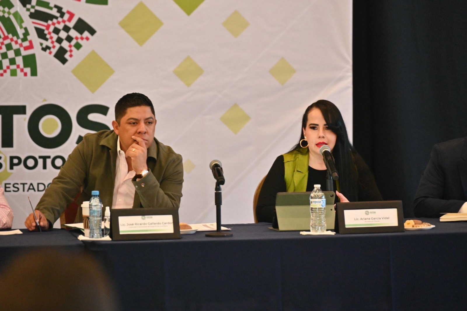 Funcionarios estatales durante una reunión de trabajo sobre finanzas públicas en San Luis Potosí.