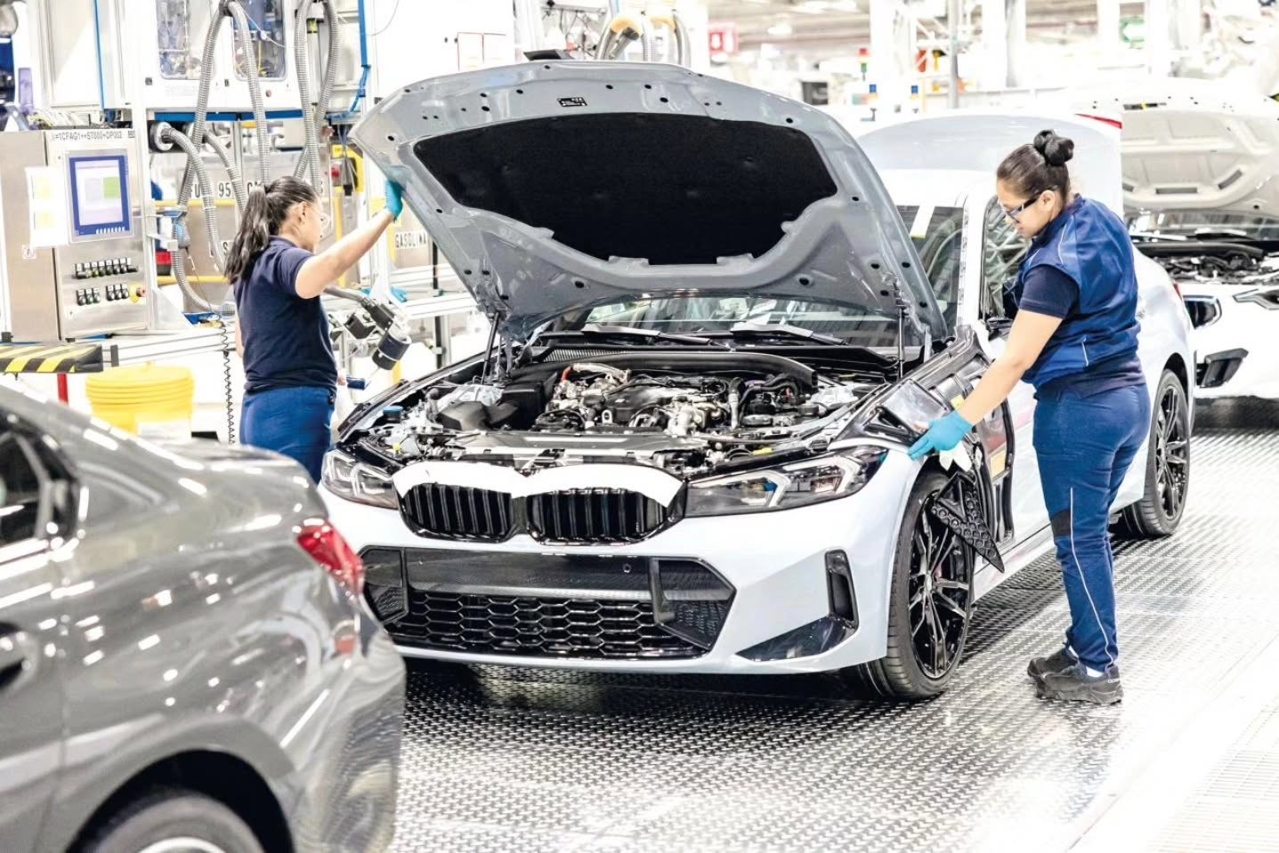 Trabajadoras en una línea de producción de la industria automotriz en San Luis Potosí
