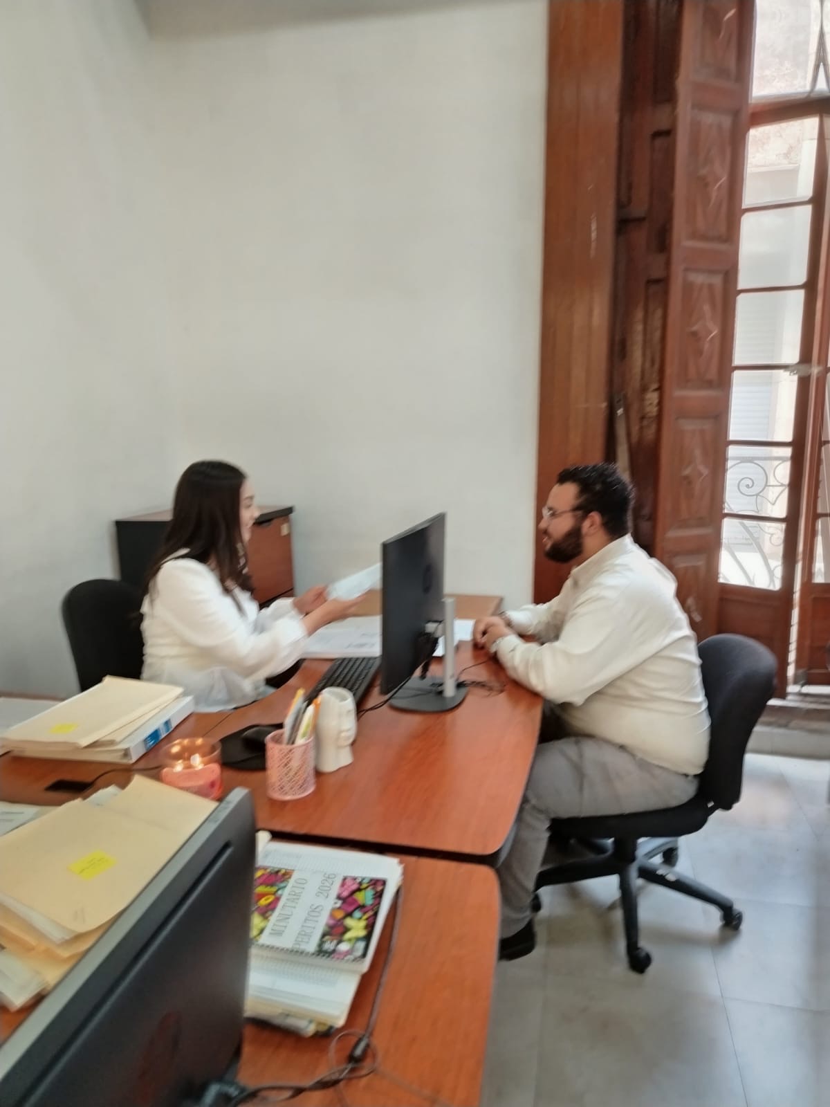 Atención a un profesionista durante un trámite relacionado con el registro estatal de peritos en San Luis Potosí