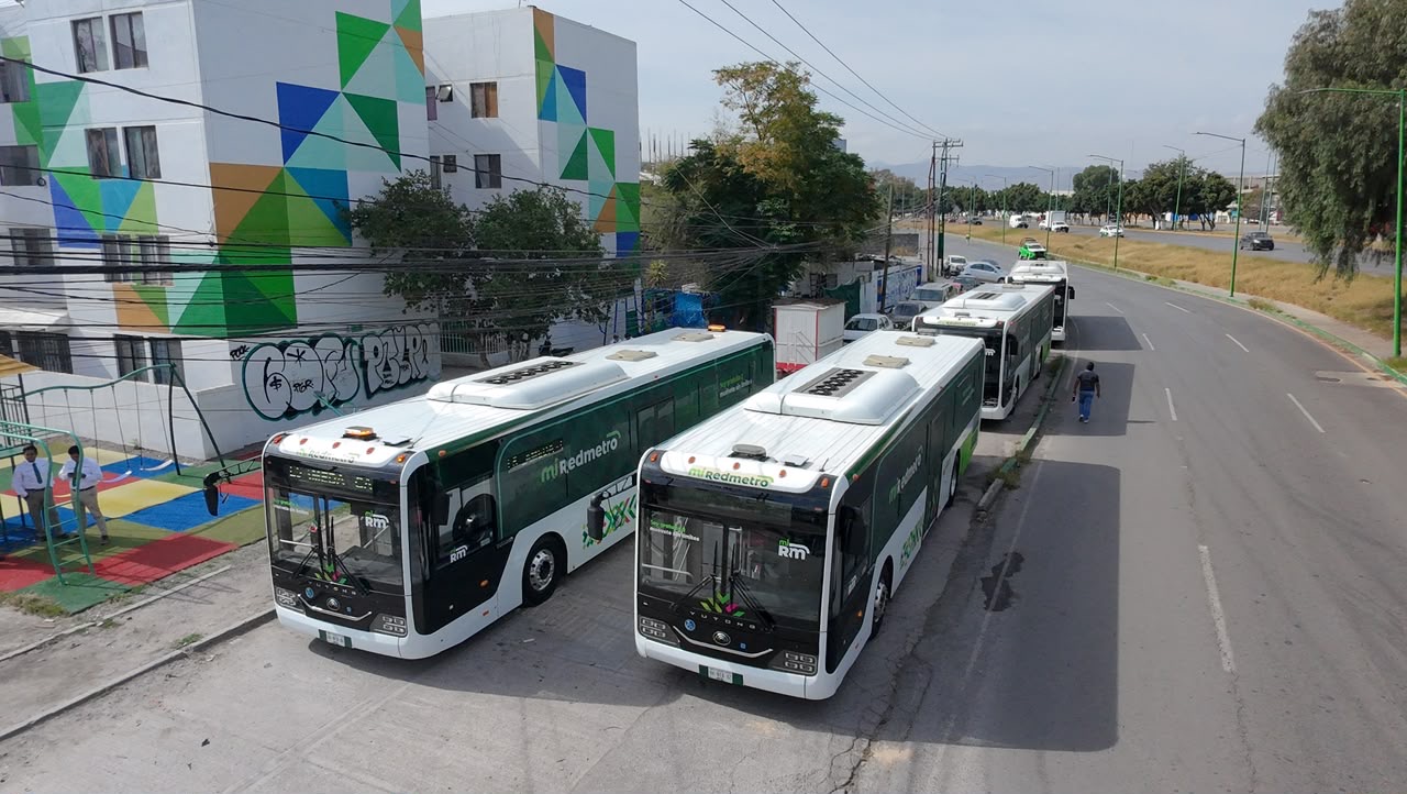 Unidades de RedMetro durante la puesta en marcha de la Línea 5 en Soledad de Graciano Sánchez.