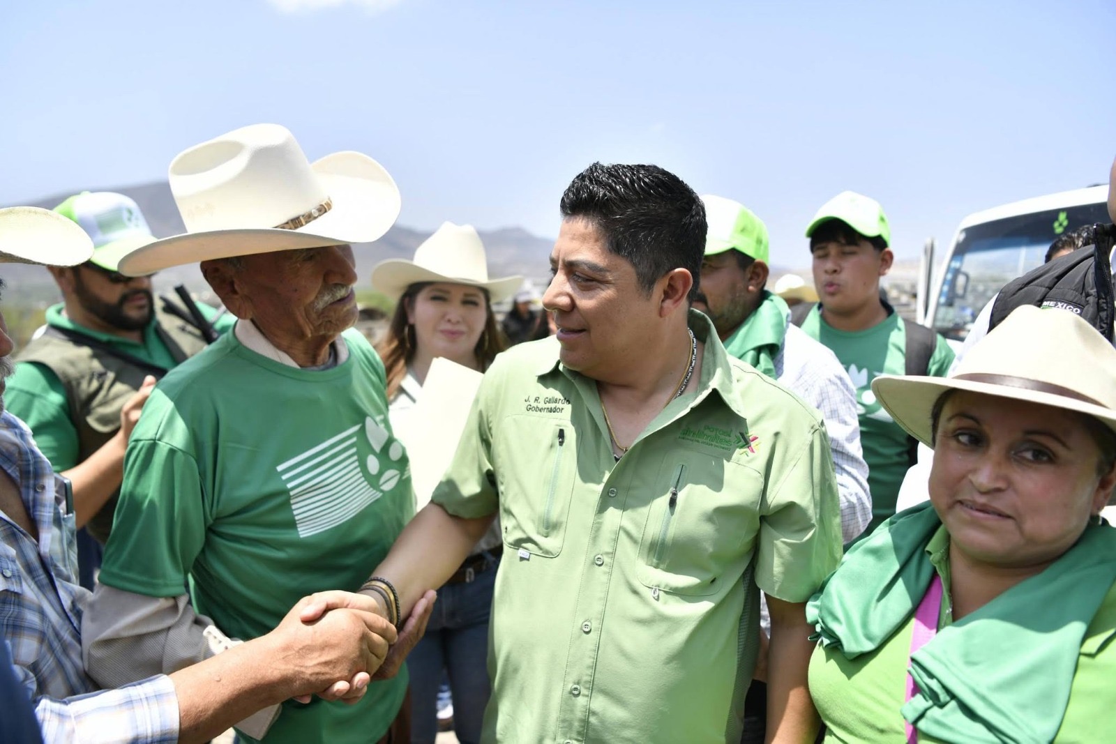 Productores del campo junto al gobernador Ricardo Gallardo Cardona durante una actividad agrícola en San Luis Potosí