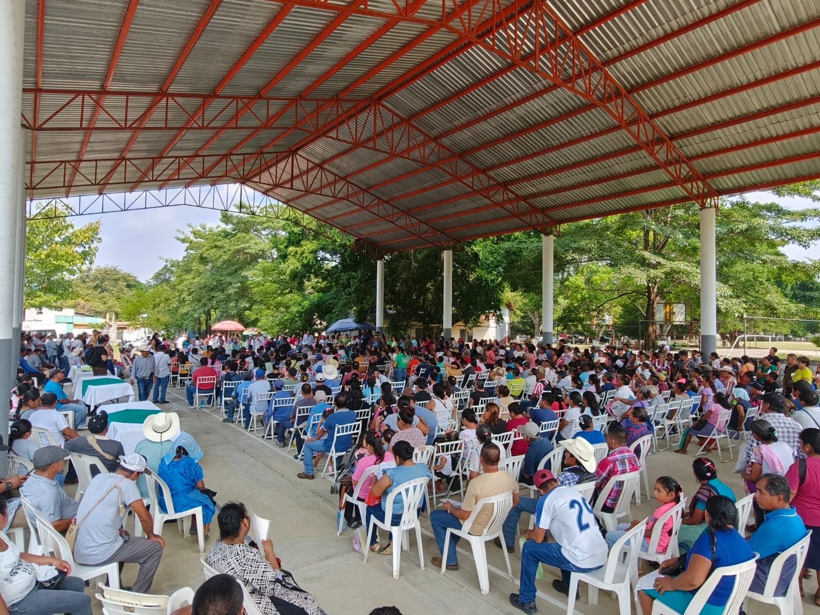 Habitantes de Tampacán reunidos durante una jornada de trámites gratuitos de actas de nacimiento y CURP