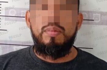 Imagen difundida por la Fiscalía de San Luis Potosí de un hombre detenido por su probable participación en un homicidio; el rostro aparece pixelado.