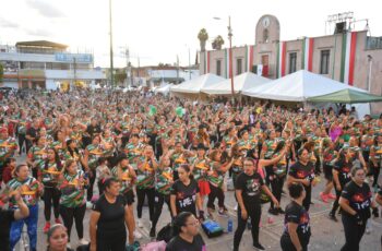 Familias participan en una actividad deportiva y recreativa organizada en espacios públicos de Soledad de Graciano Sánchez.