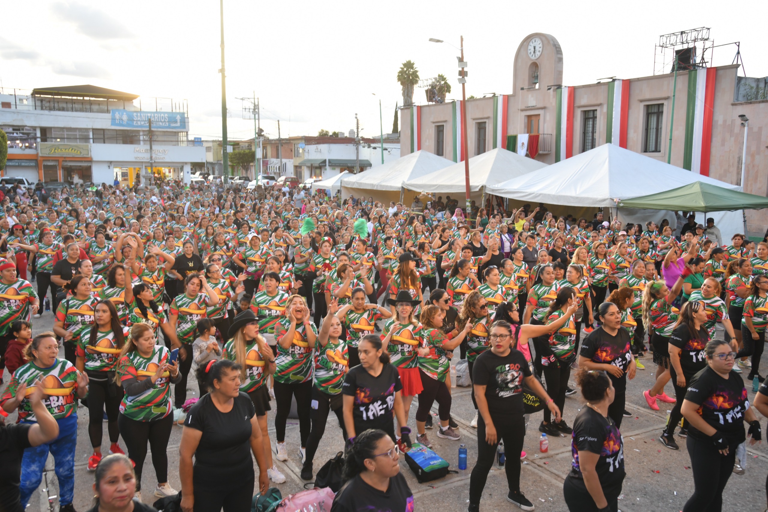 Familias participan en una actividad deportiva y recreativa organizada en espacios públicos de Soledad de Graciano Sánchez.