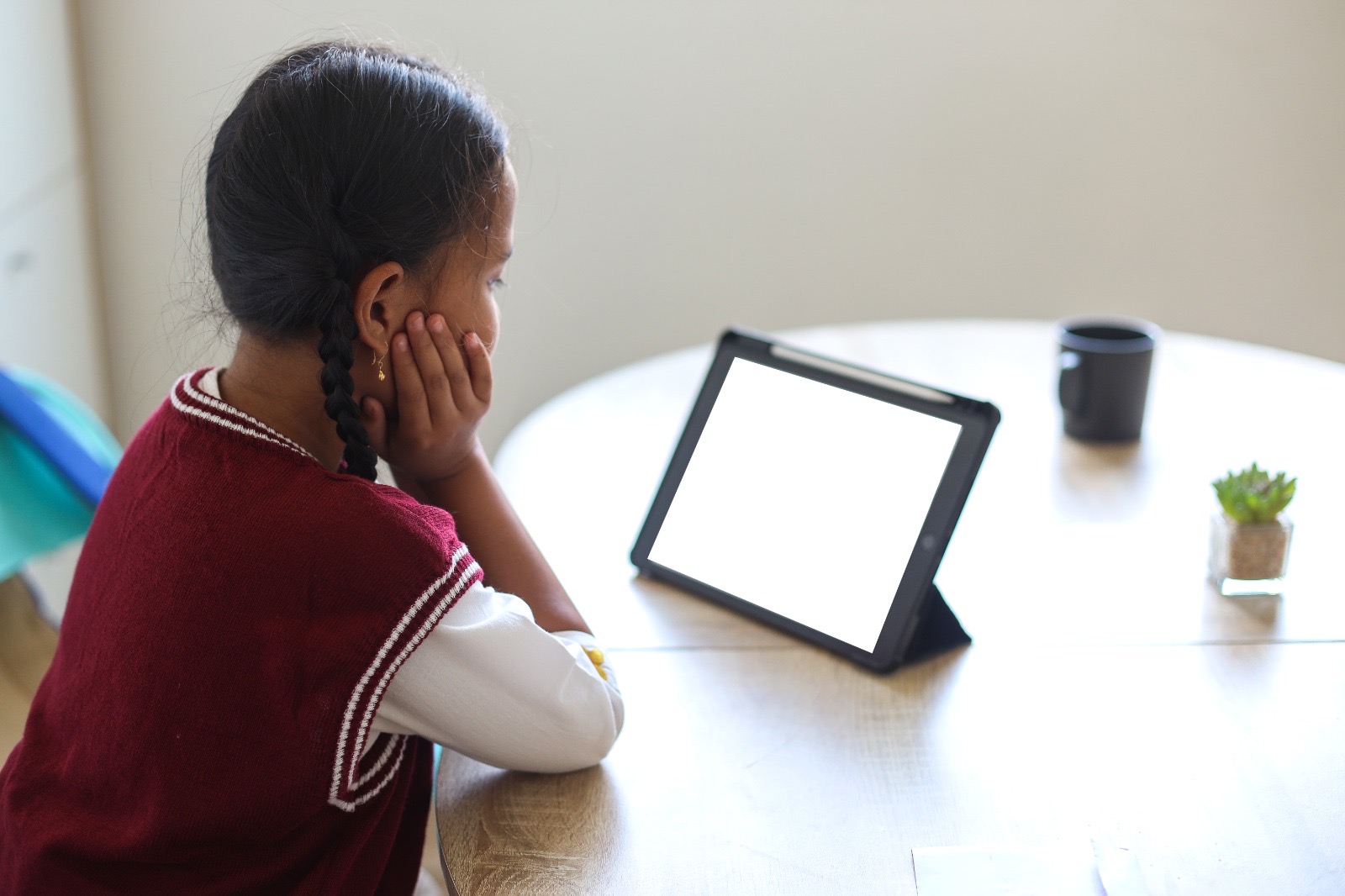 Estudiante frente a una tableta electrónica, imagen relacionada con la propuesta para regular el uso de celulares y pantallas en escuelas de San Luis Potosí
