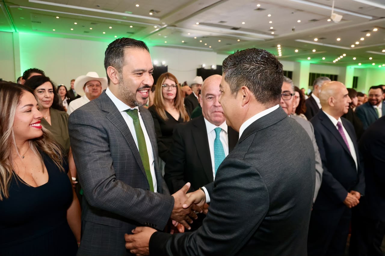 Ignacio Segura Morquecho saluda al gobernador Ricardo Gallardo Cardona durante la presentación del Quinto Informe de Gobierno en San Luis Potosí.