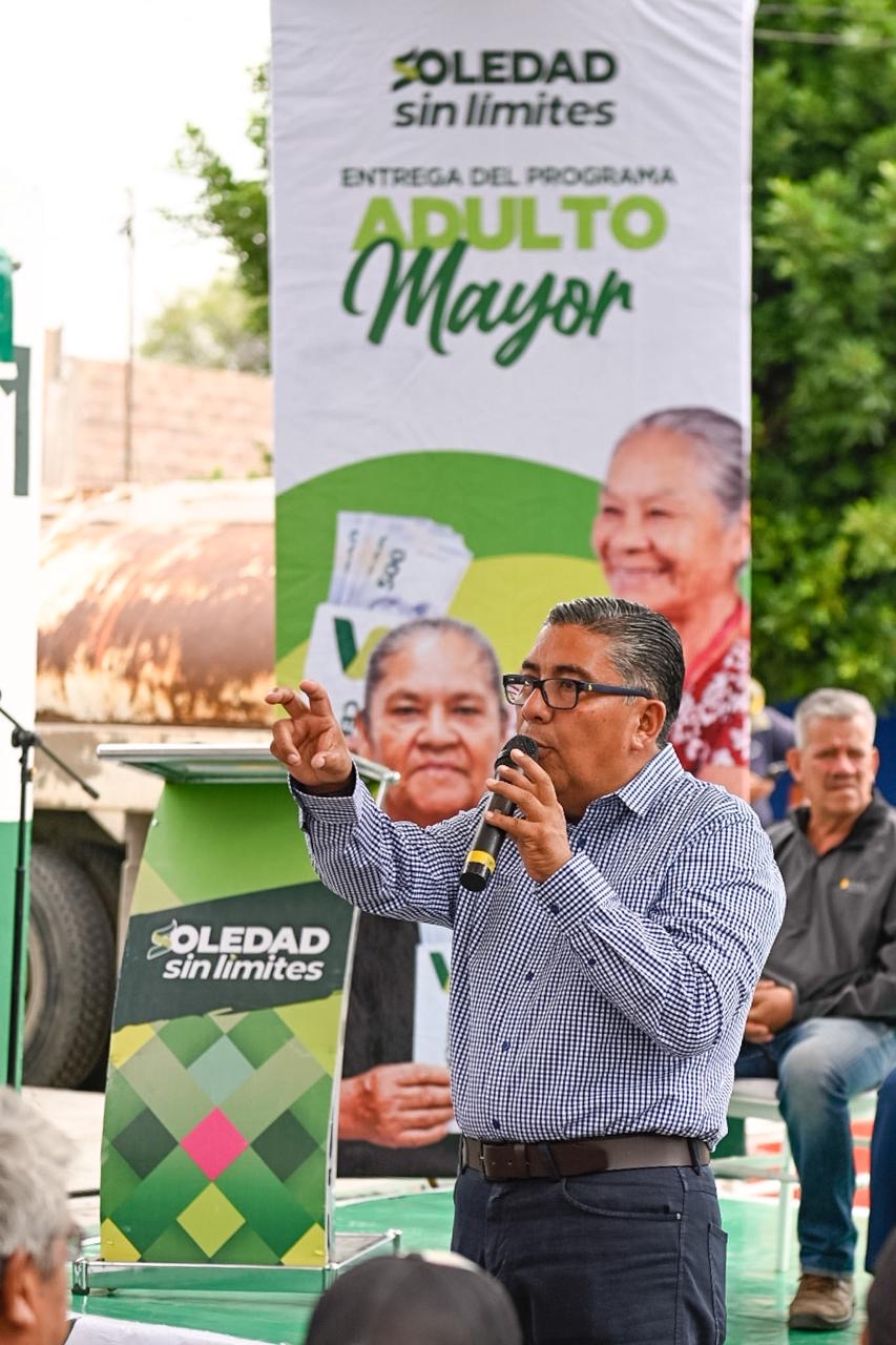 Juan Manuel Navarro Muñiz durante un acto del programa Adulto Mayor en Soledad de Graciano Sánchez