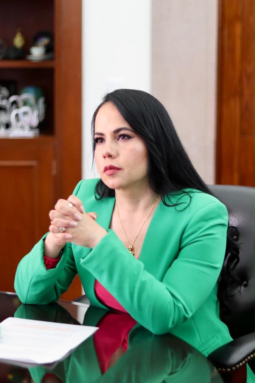 Funcionaria de la Secretaría de Finanzas durante una reunión de trabajo.