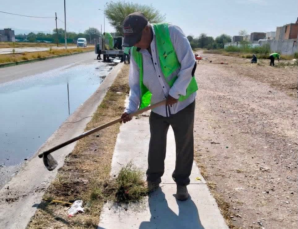 Personal de Servicios Municipales realiza labores preventivas de limpieza en Soledad de Graciano Sánchez ante el pronóstico de lluvias