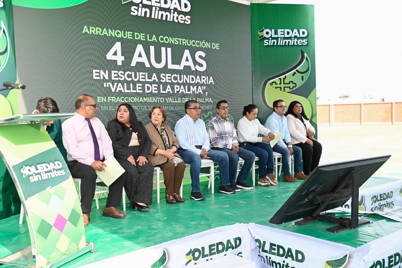 Autoridades y comunidad escolar durante el arranque de construcción de nuevas aulas en la Secundaria General Valle de la Palma