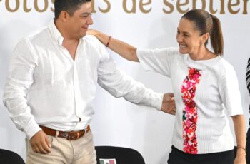 Ricardo Gallardo Cardona junto a Claudia Sheinbaum durante un acto oficial