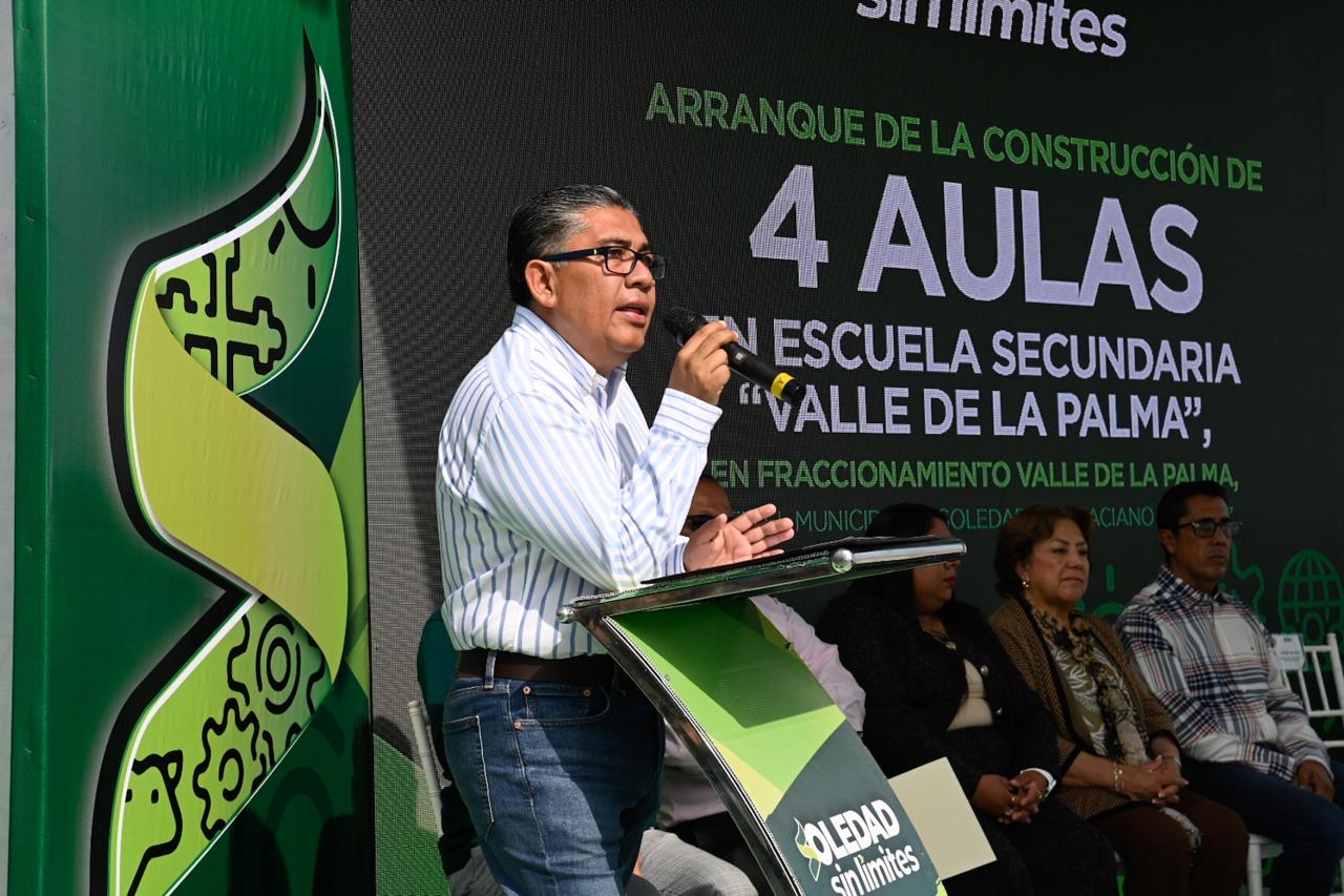 Juan Manuel Navarro Muñiz durante el arranque de la ampliación de una secundaria en Valle de la Palma, Soledad de Graciano Sánchez