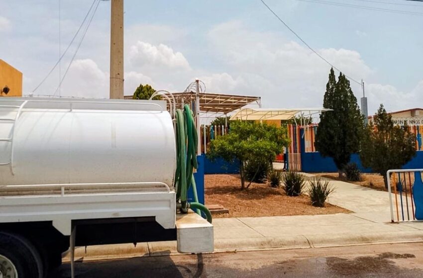  Soledad abastece con pipas a más de 20 escuelas que enfrentan falta de agua