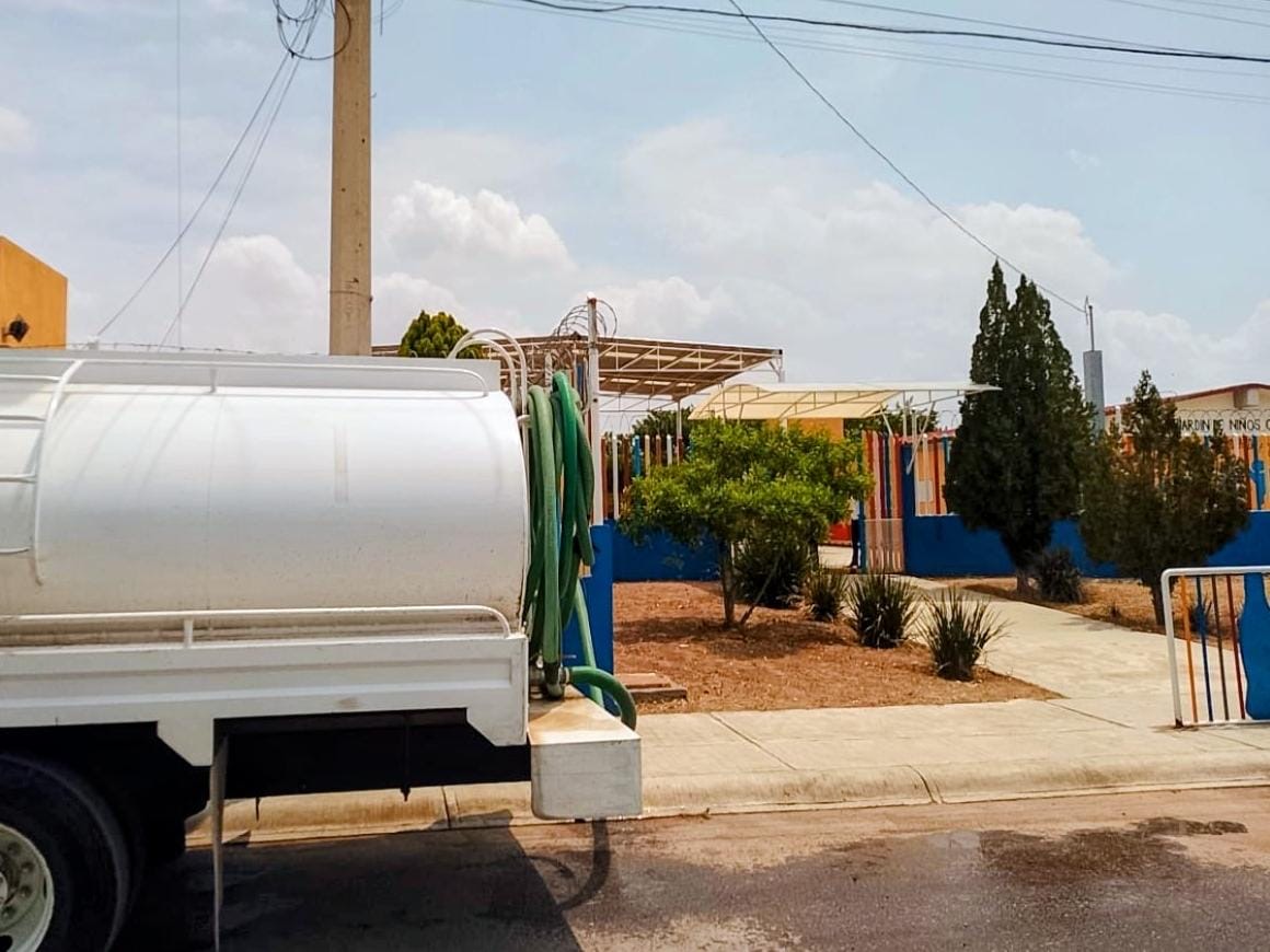 Pipa de agua abastece a un plantel escolar de Soledad de Graciano Sánchez