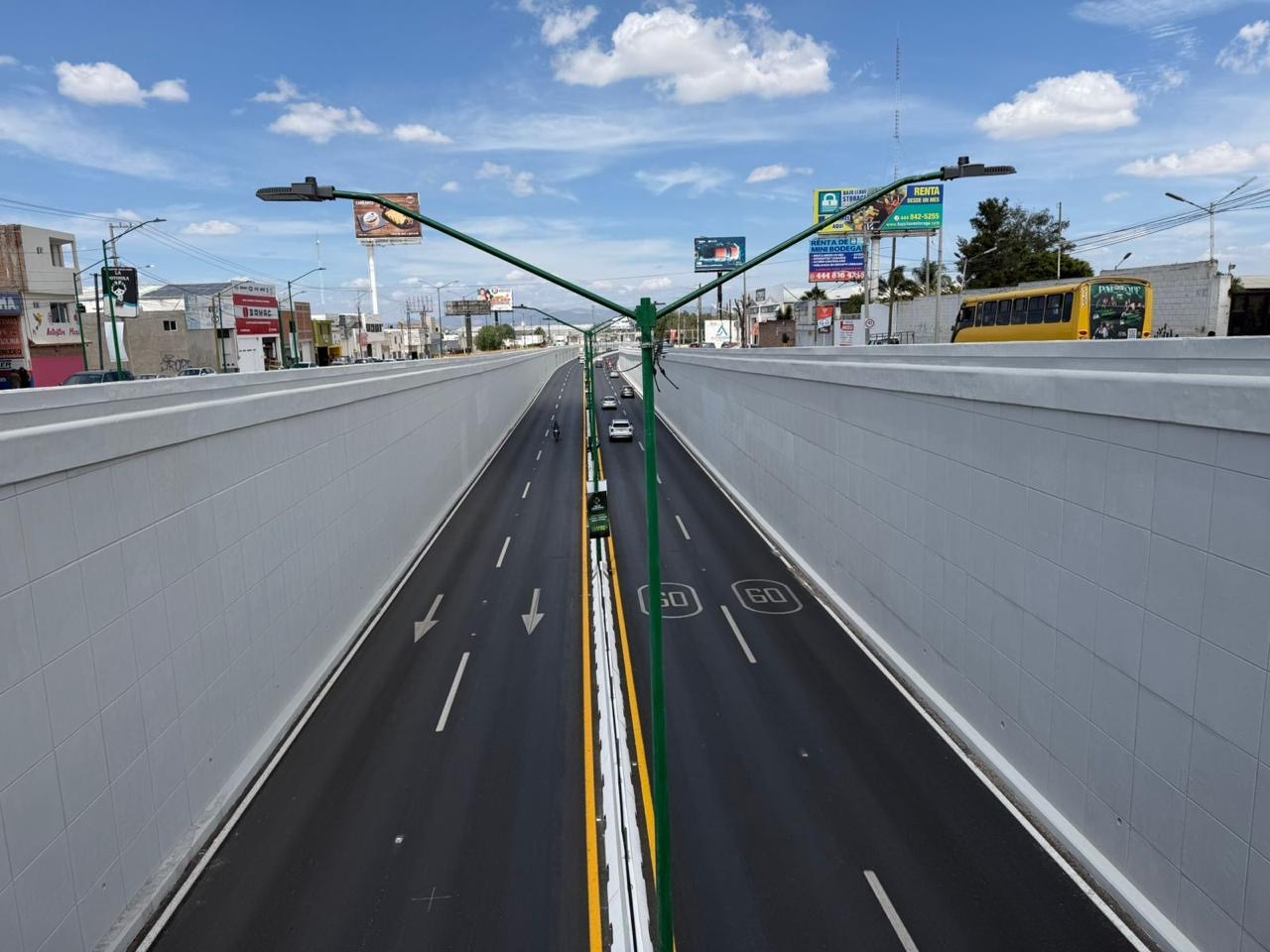 Paso a desnivel de Circuito Potosí operando durante condiciones de lluvia en San Luis Potosí