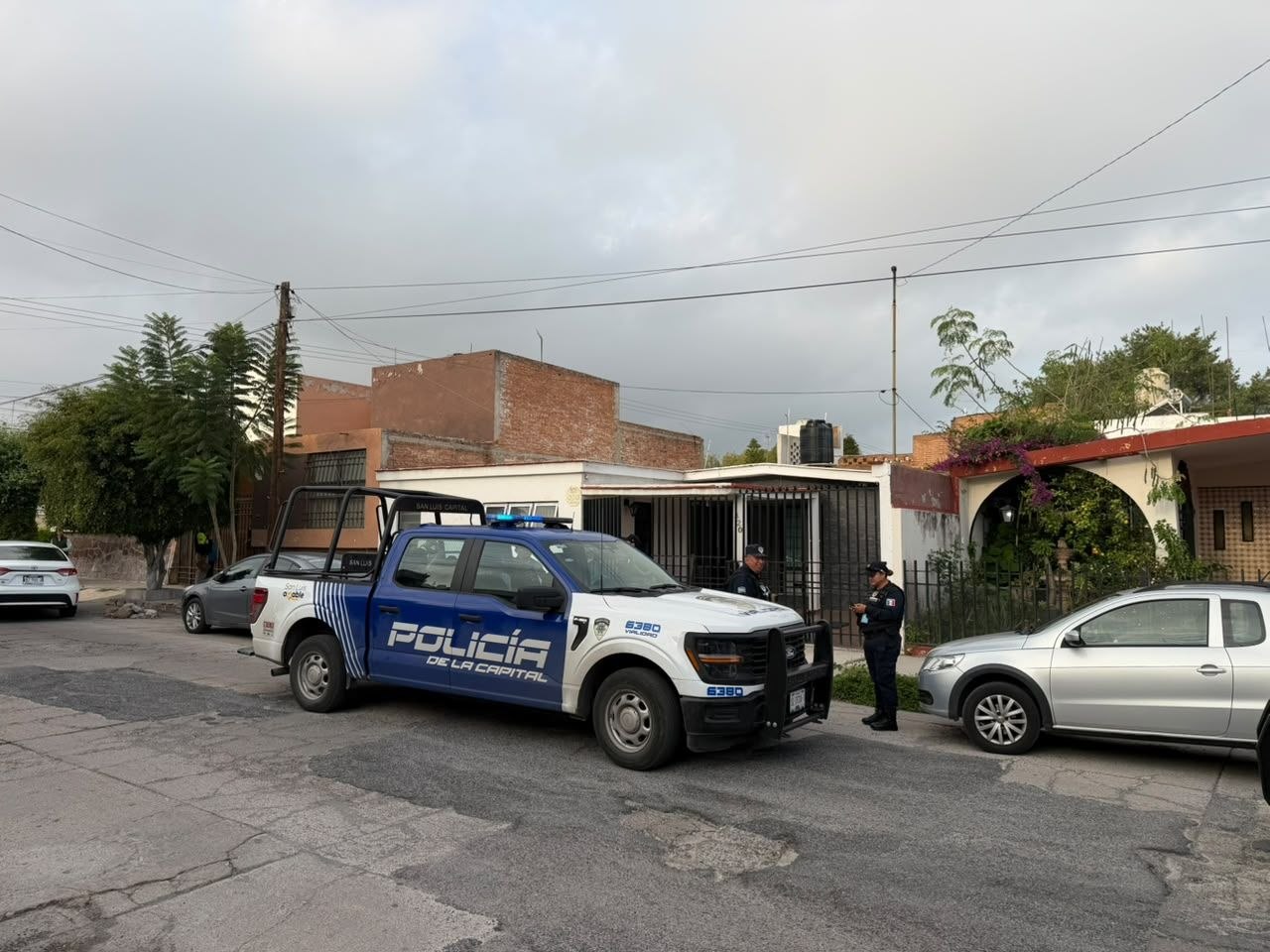 Patrulla de la Policía Municipal de San Luis Potosí frente a una vivienda en la capital potosina.