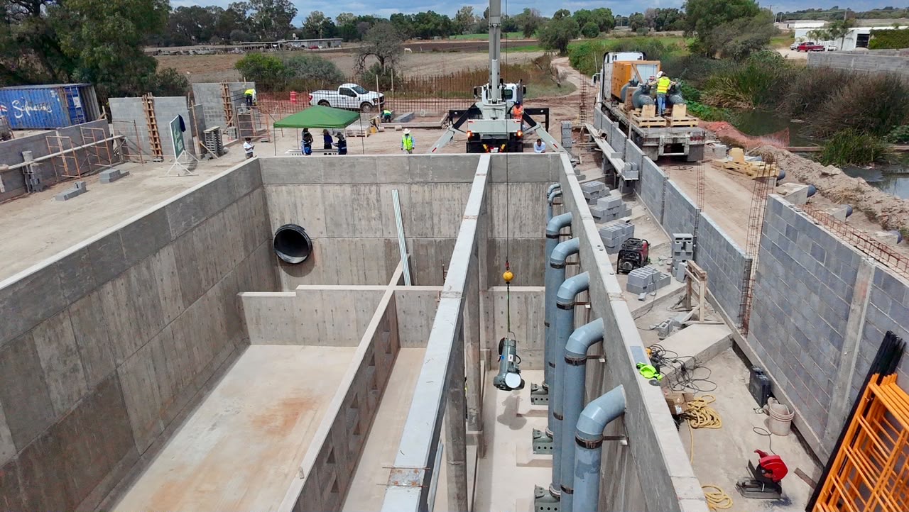 Trabajos de equipamiento del cárcamo de rebombeo del colector pluvial de Privadas de la Hacienda, en Soledad de Graciano Sánchez.