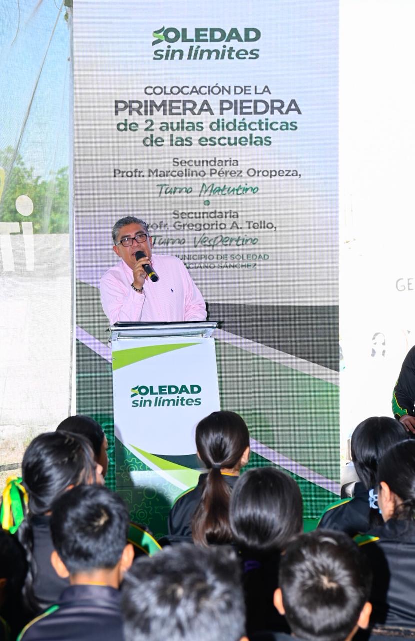 Autoridades y comunidad escolar durante el anuncio de ampliación de aulas en secundarias de San Francisco de Asís, Soledad de Graciano Sánchez