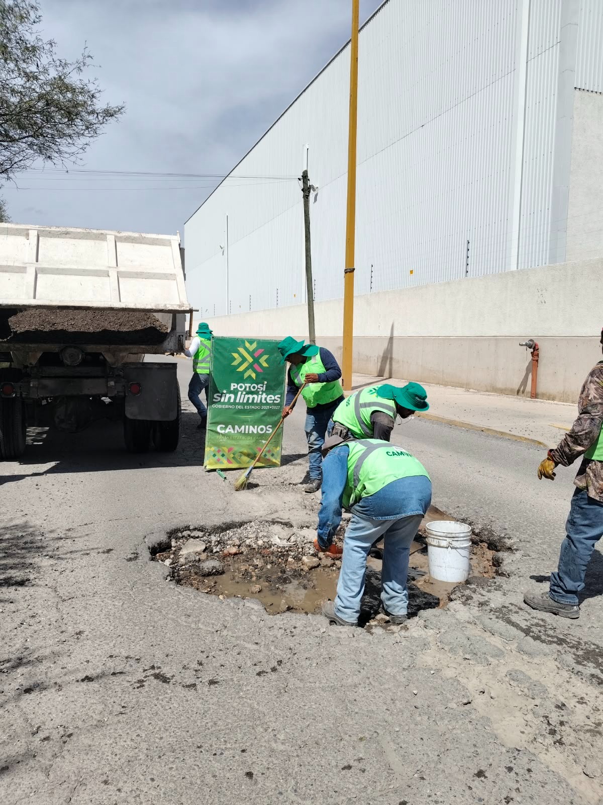 Cuadrillas de la Junta Estatal de Caminos realizan trabajos de bacheo en la Zona Industrial de San Luis Potosí