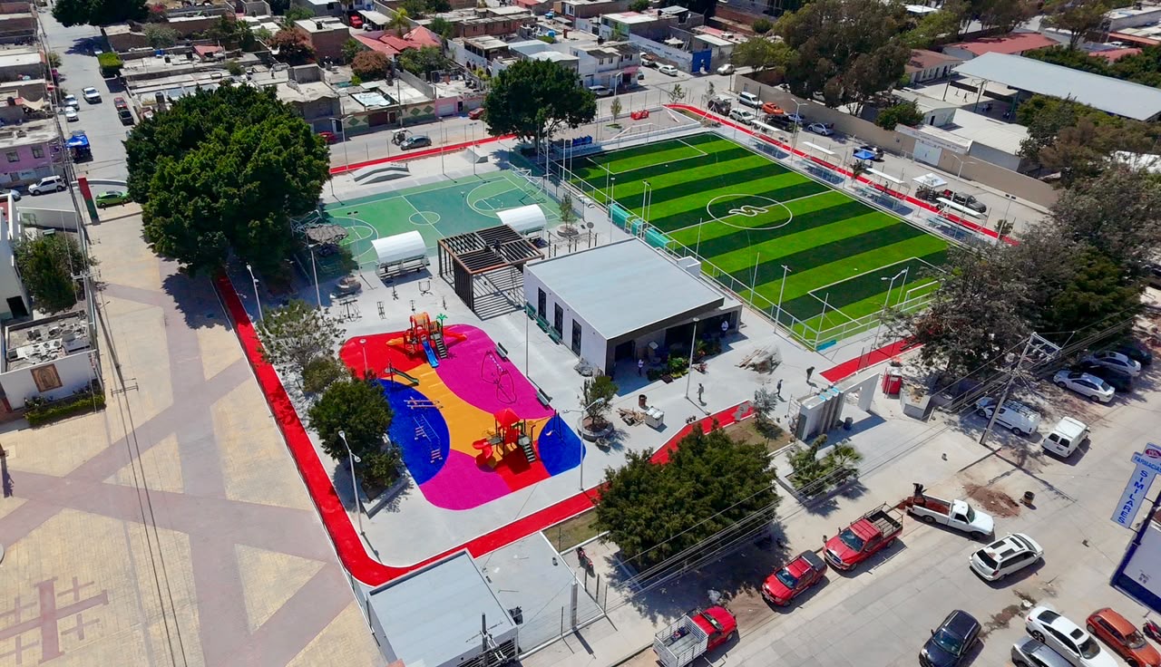 Vista aérea del Parque Urbano de la colonia 21 de Marzo en Soledad de Graciano Sánchez, con cancha de fútbol, juegos infantiles y áreas recreativas.