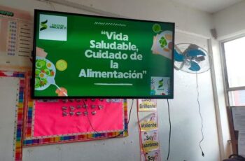 Material de prevención escolar mostrado en un aula de Soledad de Graciano Sánchez