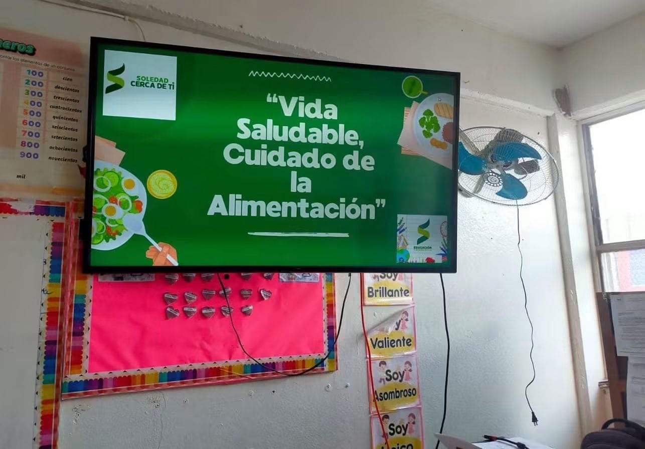 Material de prevención escolar mostrado en un aula de Soledad de Graciano Sánchez