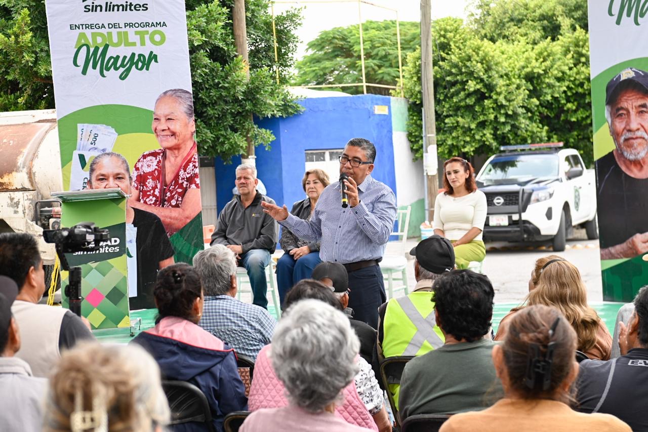 Entrega de apoyo económico a personas adultas mayores en la colonia San Francisco, Soledad de Graciano Sánchez