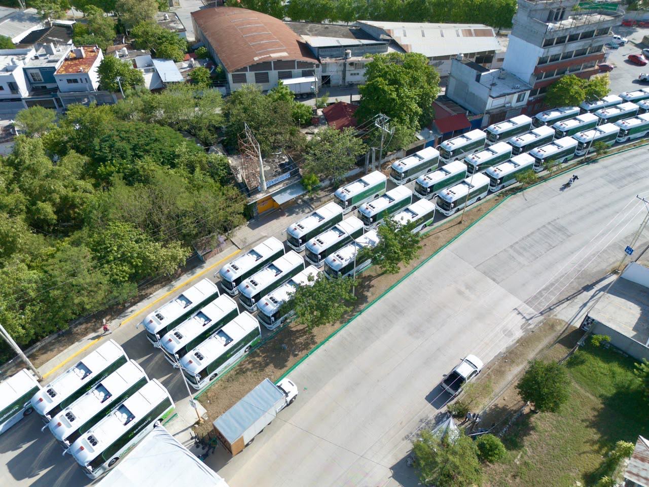 Unidades eléctricas de RedMetro Riviera Huasteca estacionadas en Ciudad Valles.