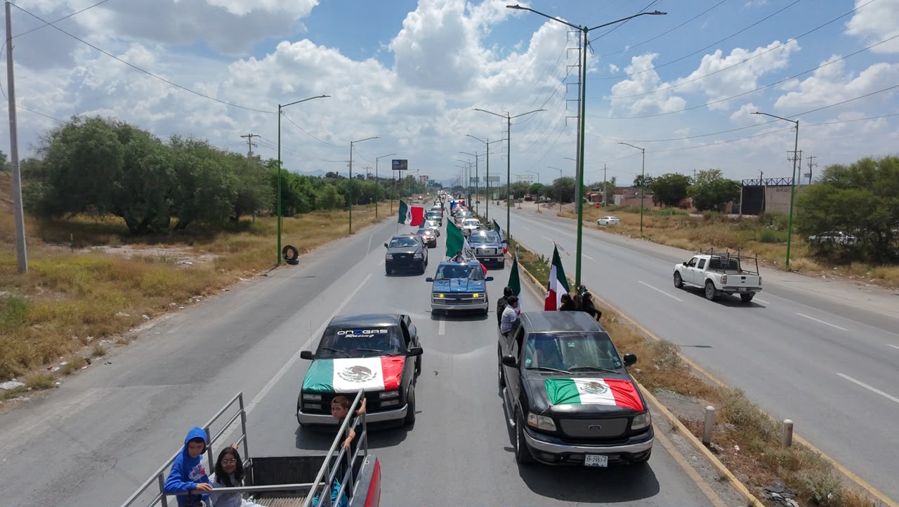 Caravana de vehículos durante la Rodada Nacional Trucks 2026 en Soledad de Graciano Sánchez.