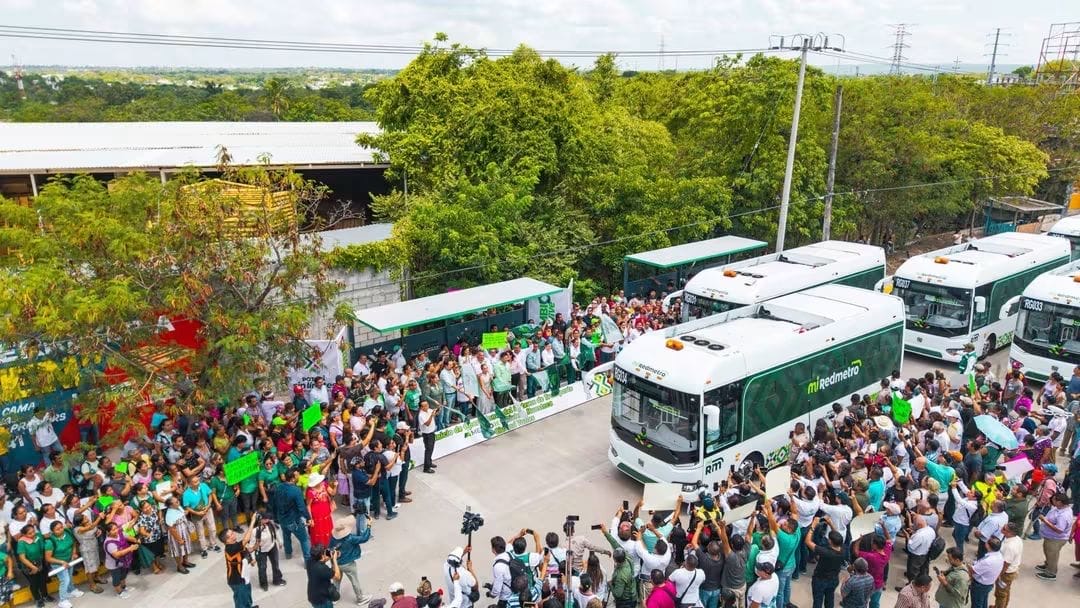 Unidades de RedMetro durante un evento público en San Luis Potosí.