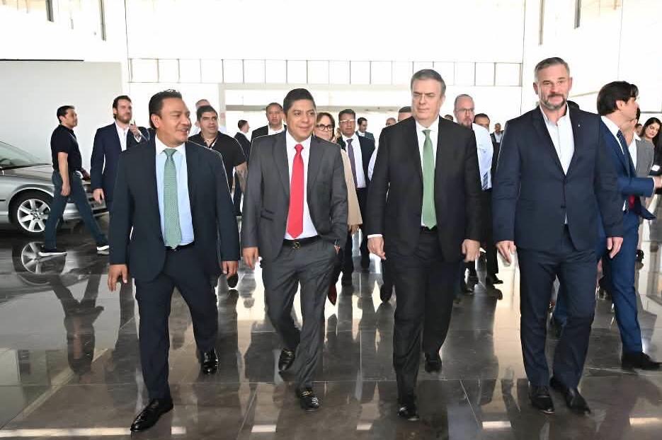 Representantes durante un acto relacionado con la industria automotriz en San Luis Potosí