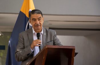 Rector de la UASLP durante la inauguración de la ampliación del edificio B de la Facultad de Psicología.
