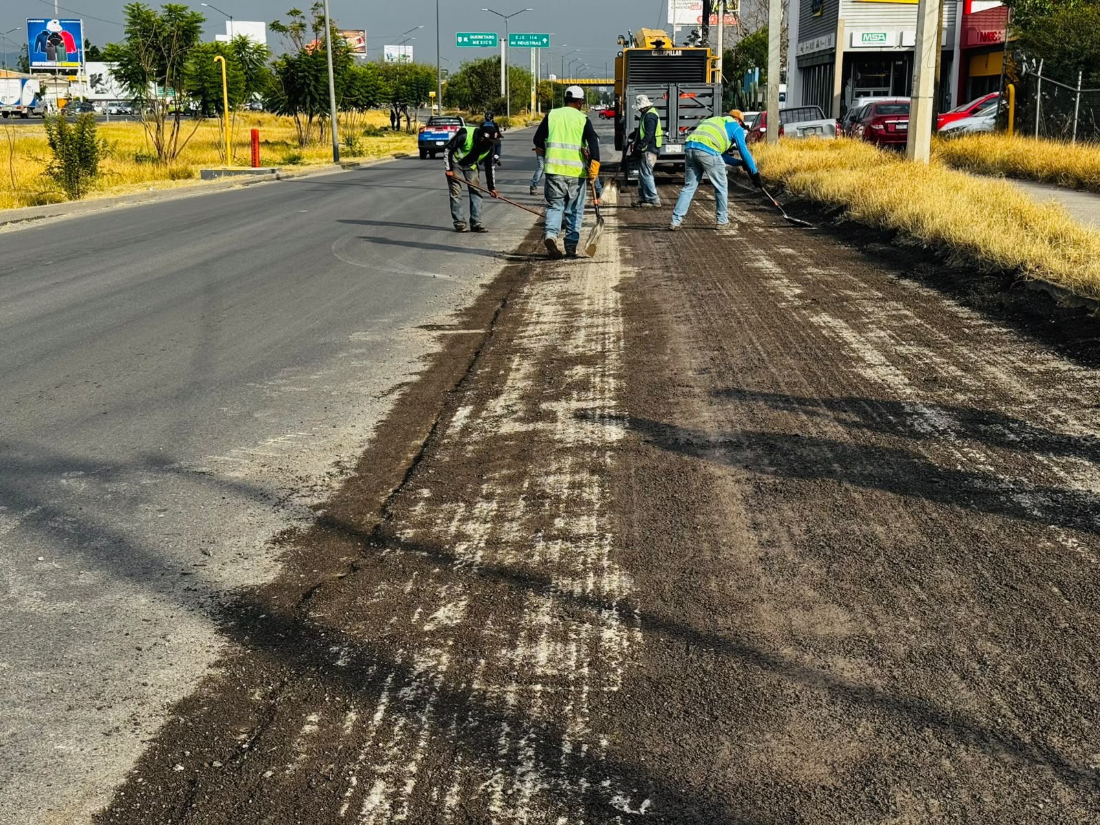 Trabajadores realizan labores de nivelación en la lateral de la carretera 57 en San Luis Potosí