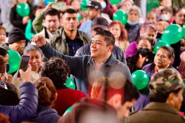 Ricardo Gallardo Cardona durante un evento público con familias en San Luis Potosí.