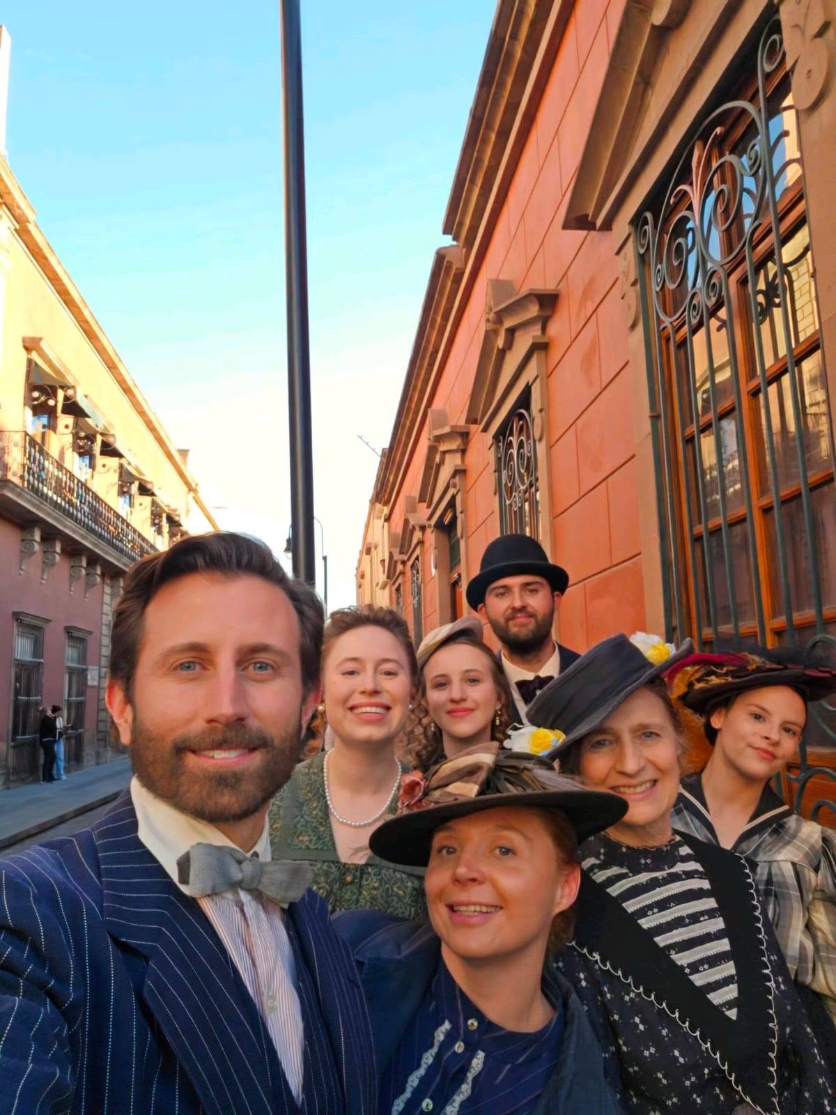 Integrantes de una producción audiovisual posan en una calle del Centro Histórico de San Luis Potosí.